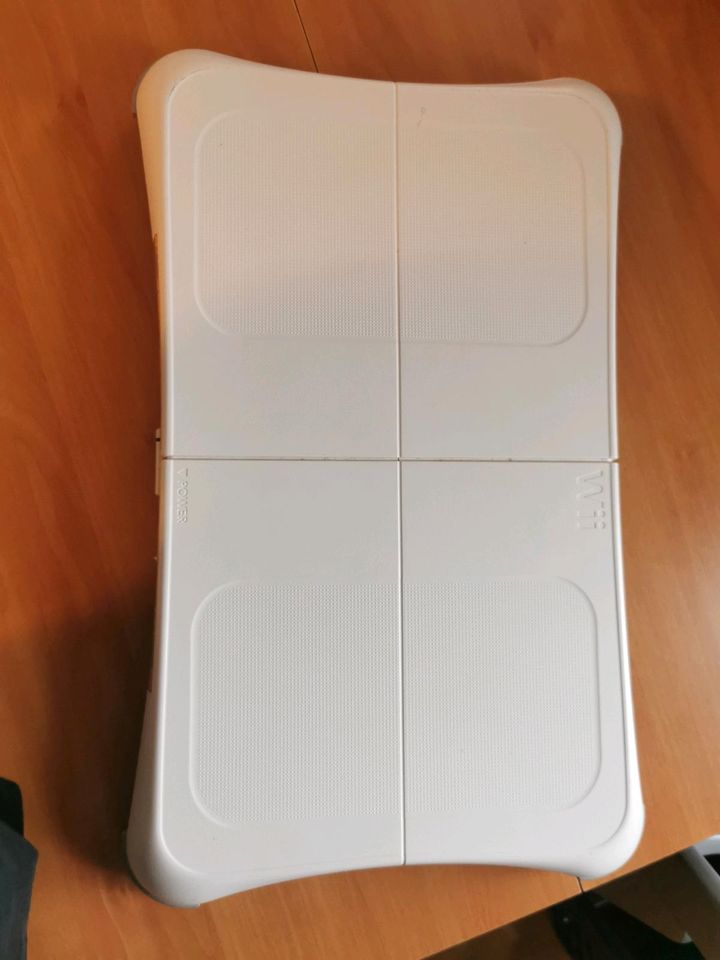 Nintendo Wii Balance Board + 2 Spiele Wii Fit Plus in Ballenstedt