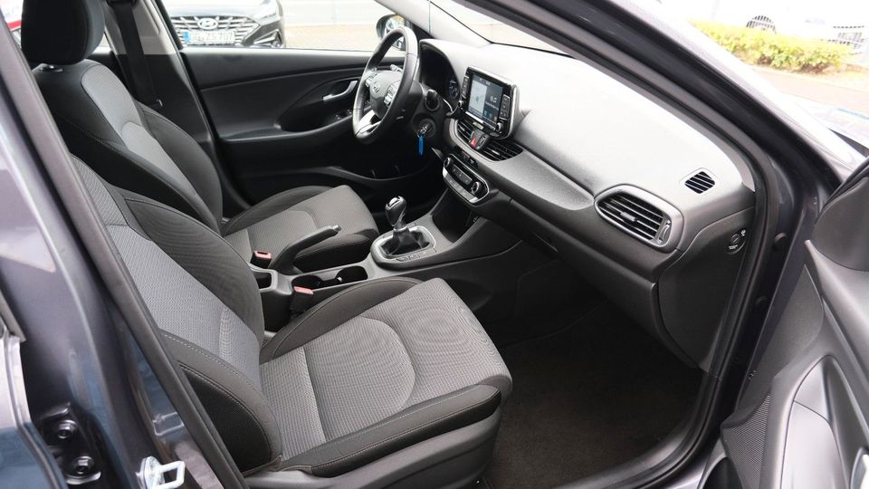 Hyundai i30 1.4*Navi*Klima*SHZ*8-fach bereift* in Rüsselsheim