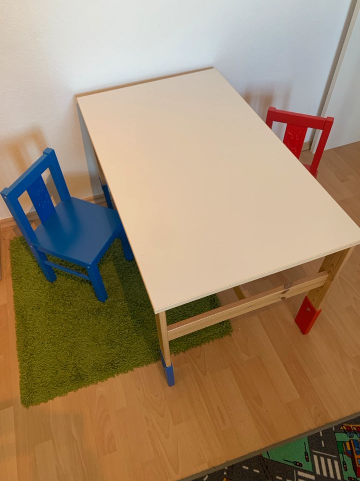 Kindertisch mit zwei Stühlen (Rot und Blau) in Dresden