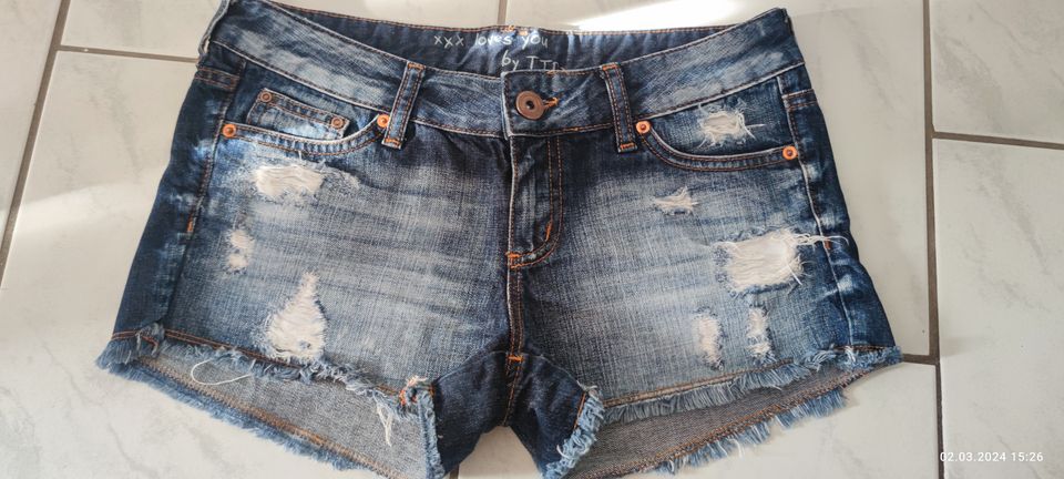 Damen kurze Jeans Shorts mit Riss Sexy Gr 36 in Bielefeld