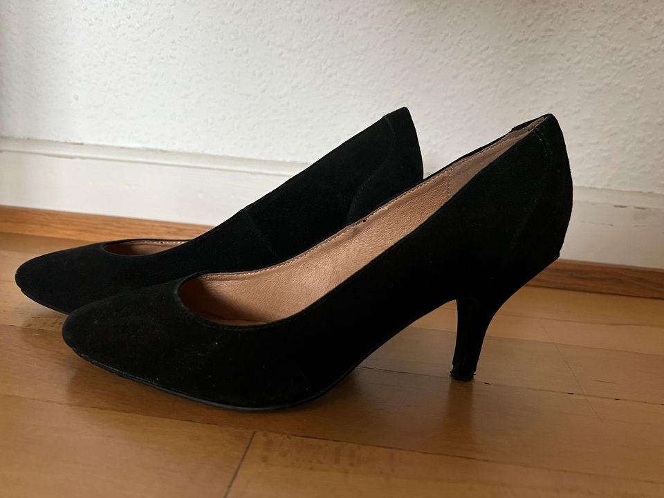 Schwarze Pumps HighHeels Wildleder Akira 39 in Köln