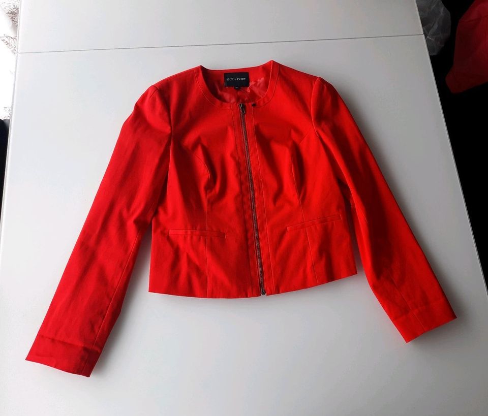 Neu Bonprix Jacke Rot  Größe 38 in Gießen