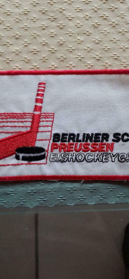 Embleme der Eishockey Vereine Berlin, München,  Landshut in Kaarst