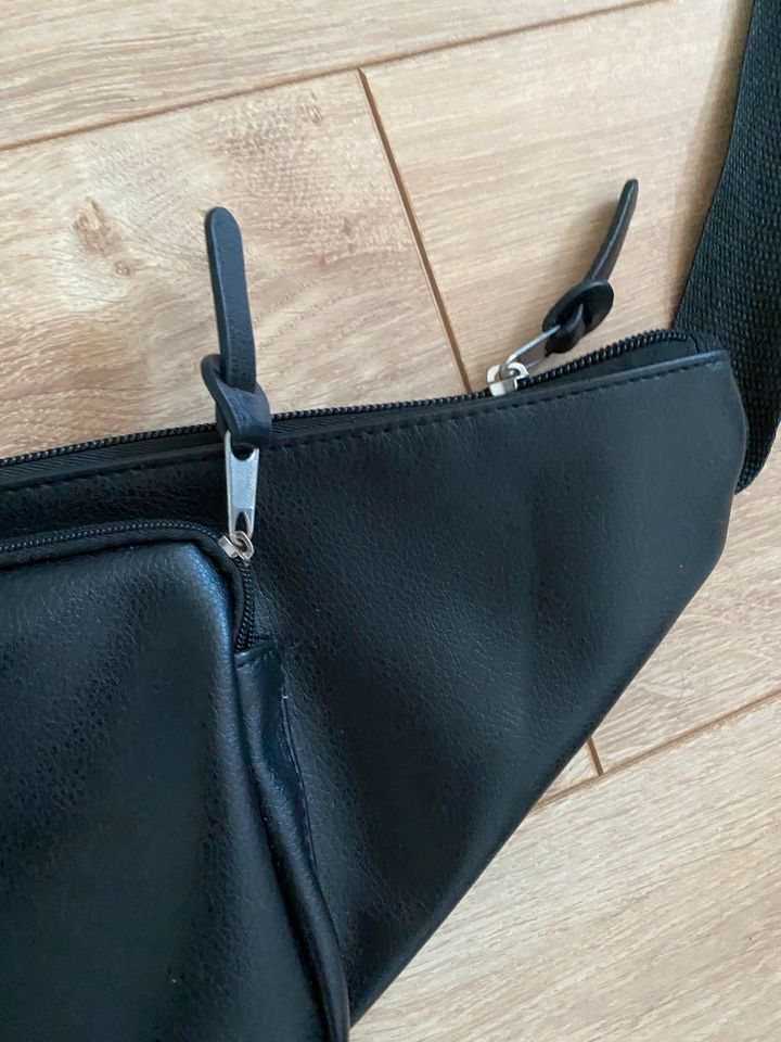 Asos schwarze bauchtasche Umhängetasche Kunstleder Tasche in Leipzig