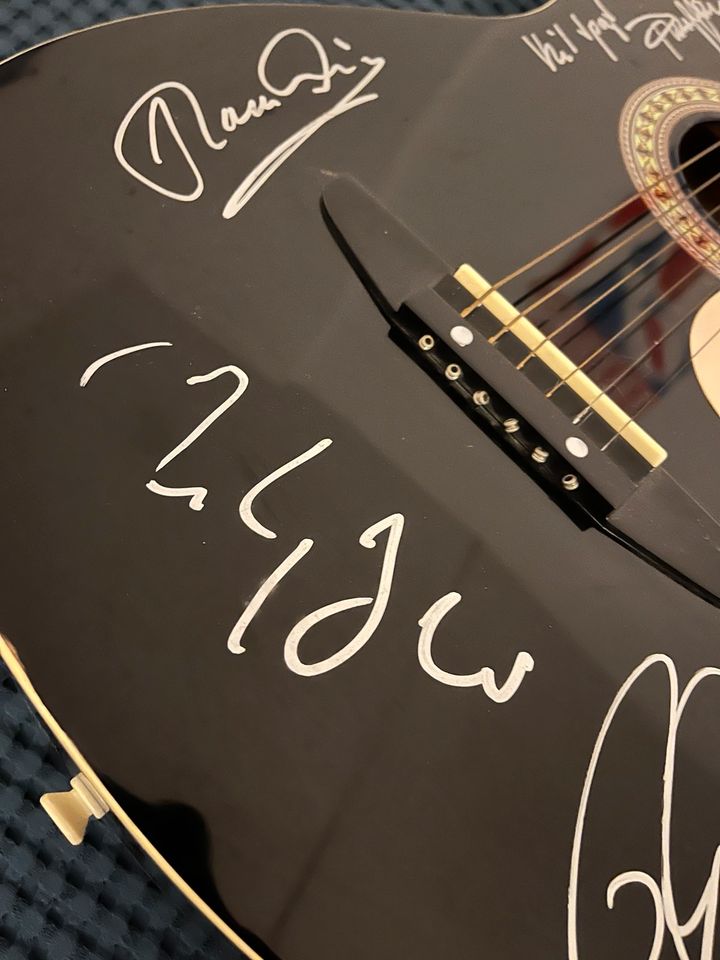 Signierte Gitarre: Mark Knopfler, Roger Daltrey, K. Meine, Maffay in Berlin
