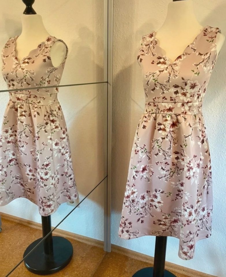 Geblümtes Sommerkleid für besondere Anlässe in Lichtenau