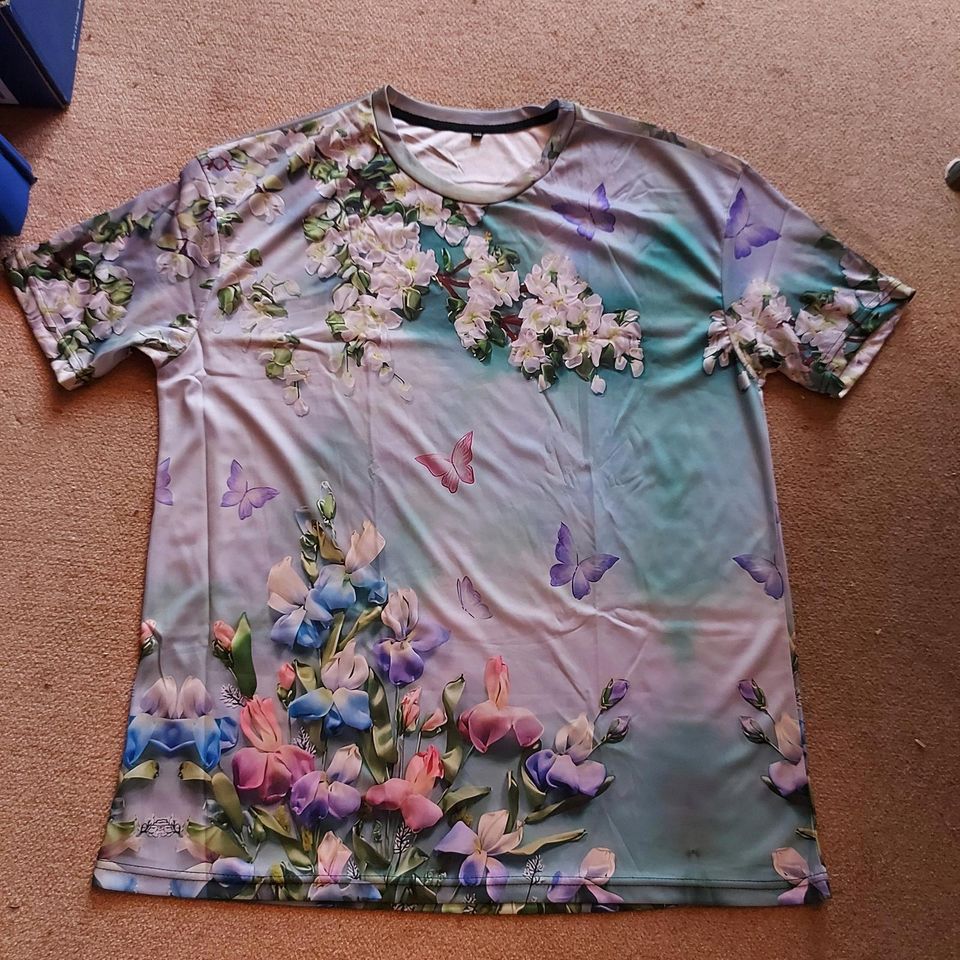 Damen Bluse mit 3D Bild, gr.54-56. in Kirchheim unter Teck