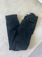 ZARA Jeans Mom Fit schwarz Löcher Gr. 34 neuwertig Niedersachsen - Emmerthal Vorschau