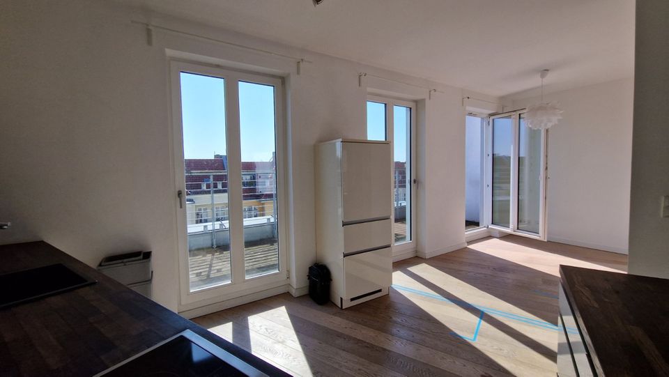 Sonnige, helle DG-MAISONETTE Wohnung mit zwei Terrassen, Einbauküche und Lift in Berlin