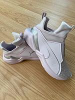 Damen Sneaker Lila Gr 37.5 Kr. München - Riemerling Vorschau