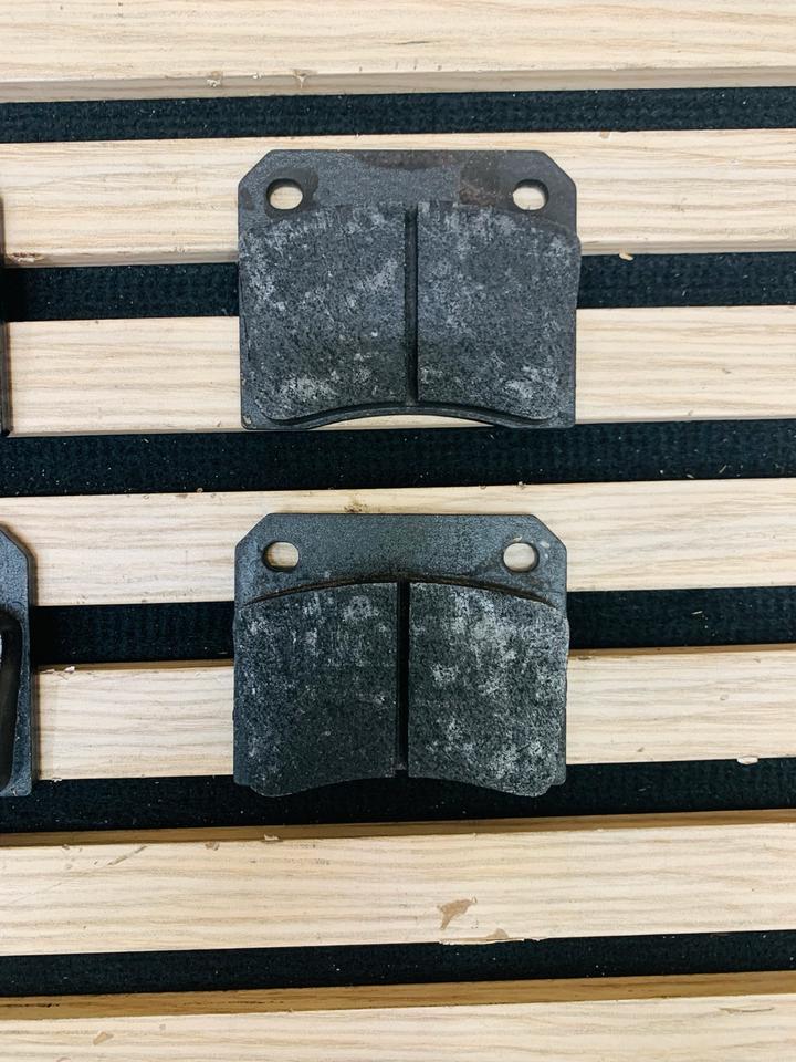 Aston Martin DB7 Bremsbeläge Vorne Hinten 2885455 2885675 in Küstriner Vorland