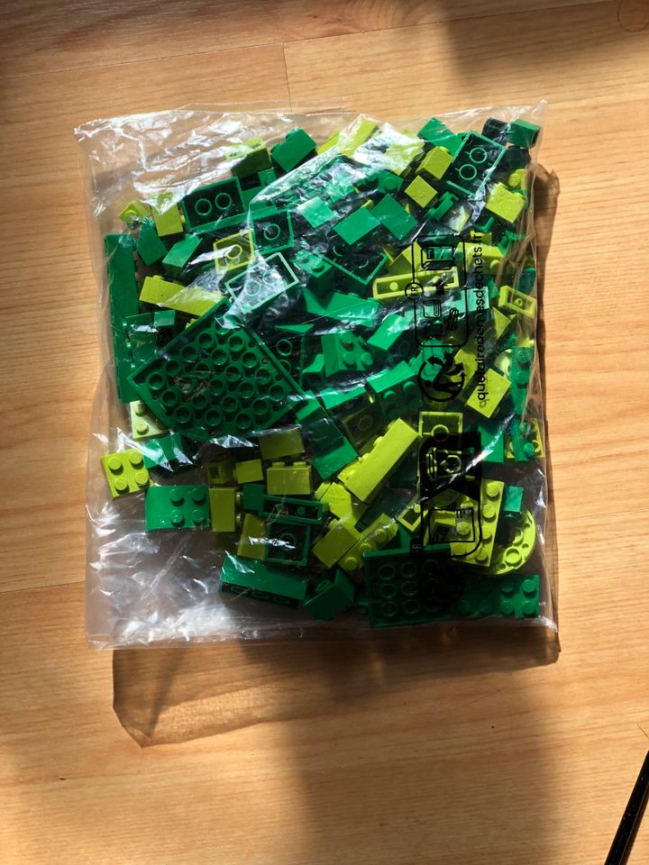Legoteile einzeln in verschiedenen Grüntönen in Schildow