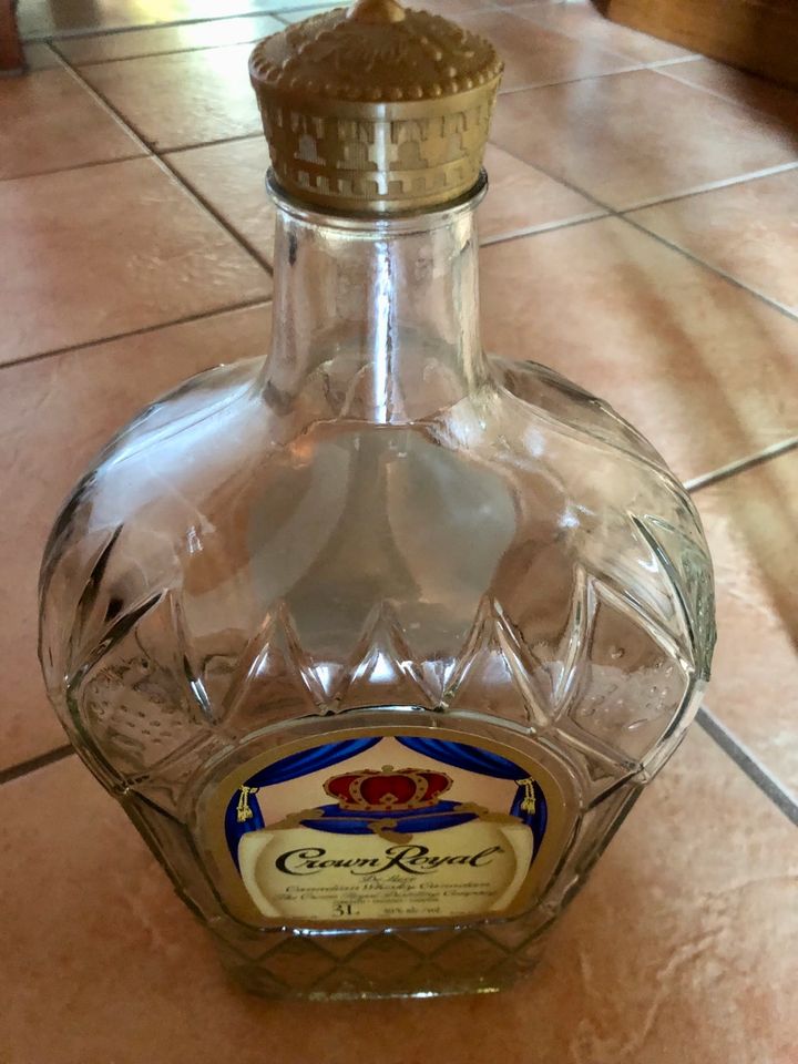 Leere 3 Liter Crown Royal Whiskey Flasche in Winnweiler