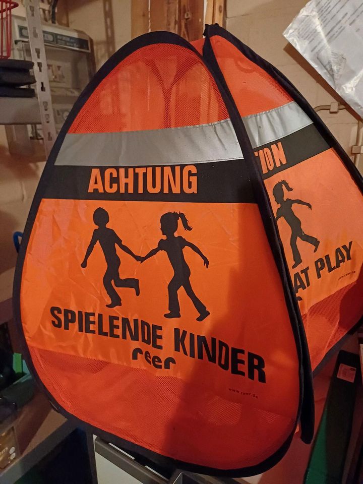 Warnschild spielende Kinder / Warnkegel in Buxtehude