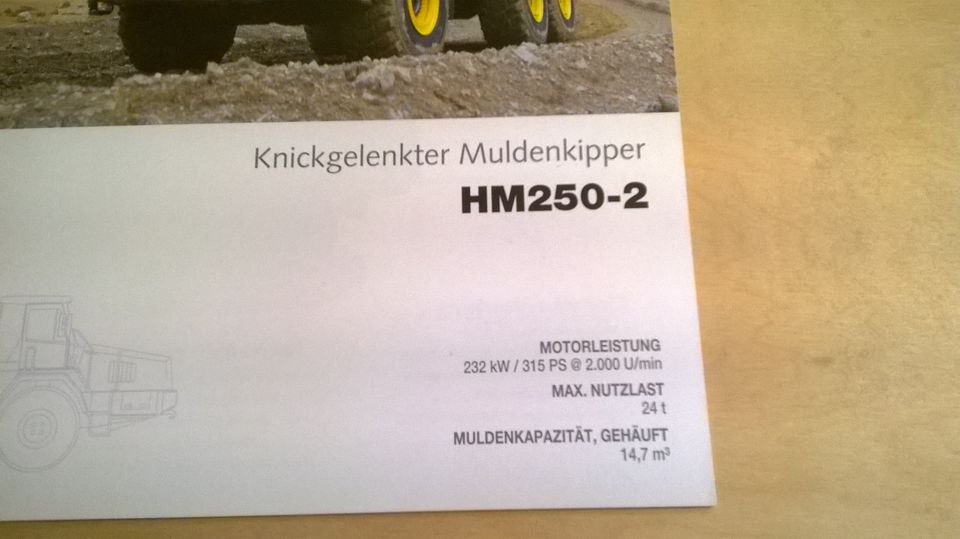 Prospekt " KOMATSU KNICKGELENKTER MULDENKIPPER HM250 " von 2009 in Wunsiedel