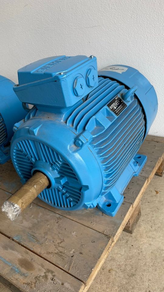 Elektromotor Motor Kurzschlussläufer E-Motor 22 KW 1500 1/min in Unterschneidheim