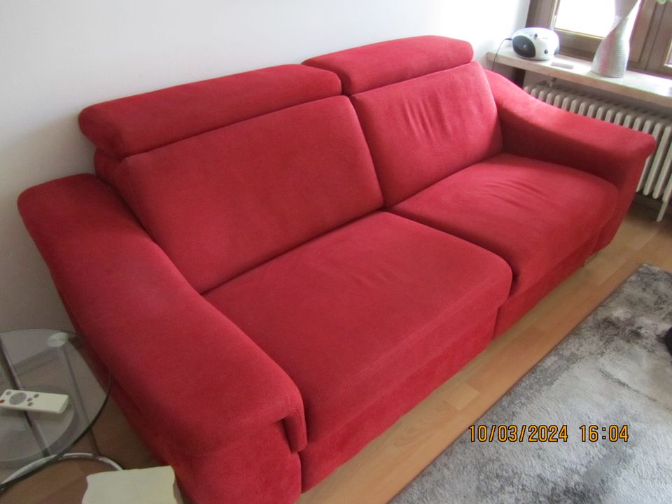 Rote Relax-Couch 2-3 Sitzer mit Funkt. in Stein