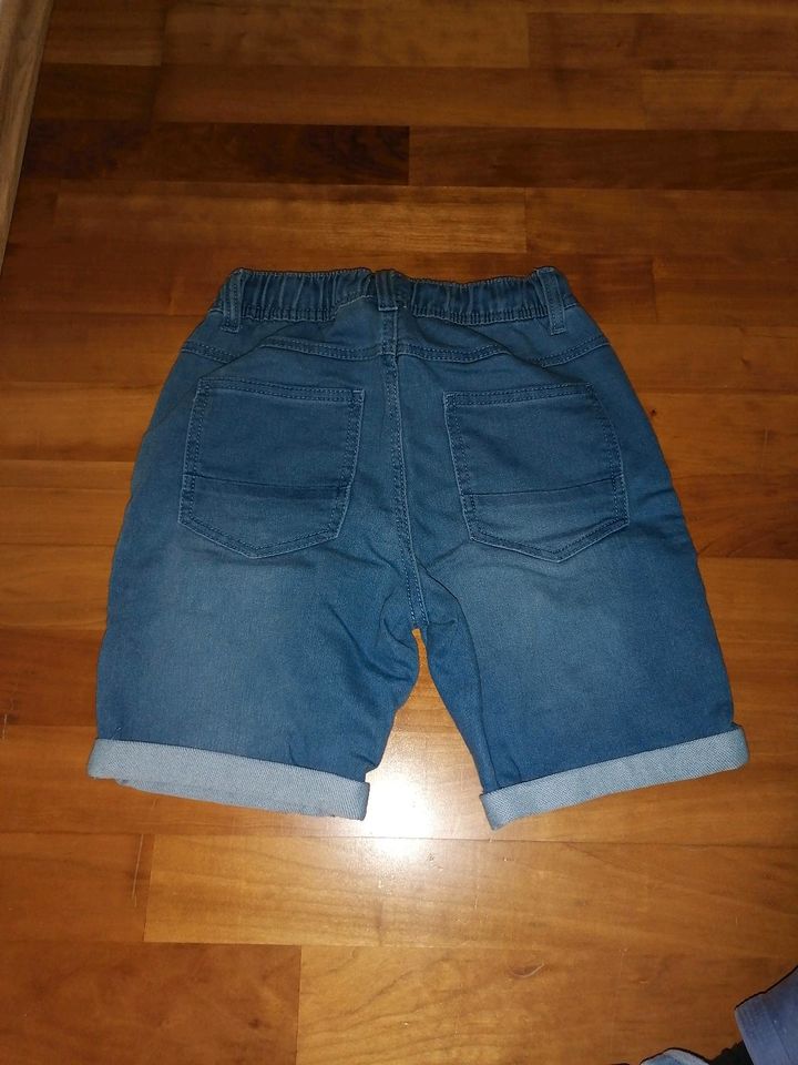 Kurze Hose, Shorts, stretch Jeans, wie neu, Gr. 134 in Eberhardzell