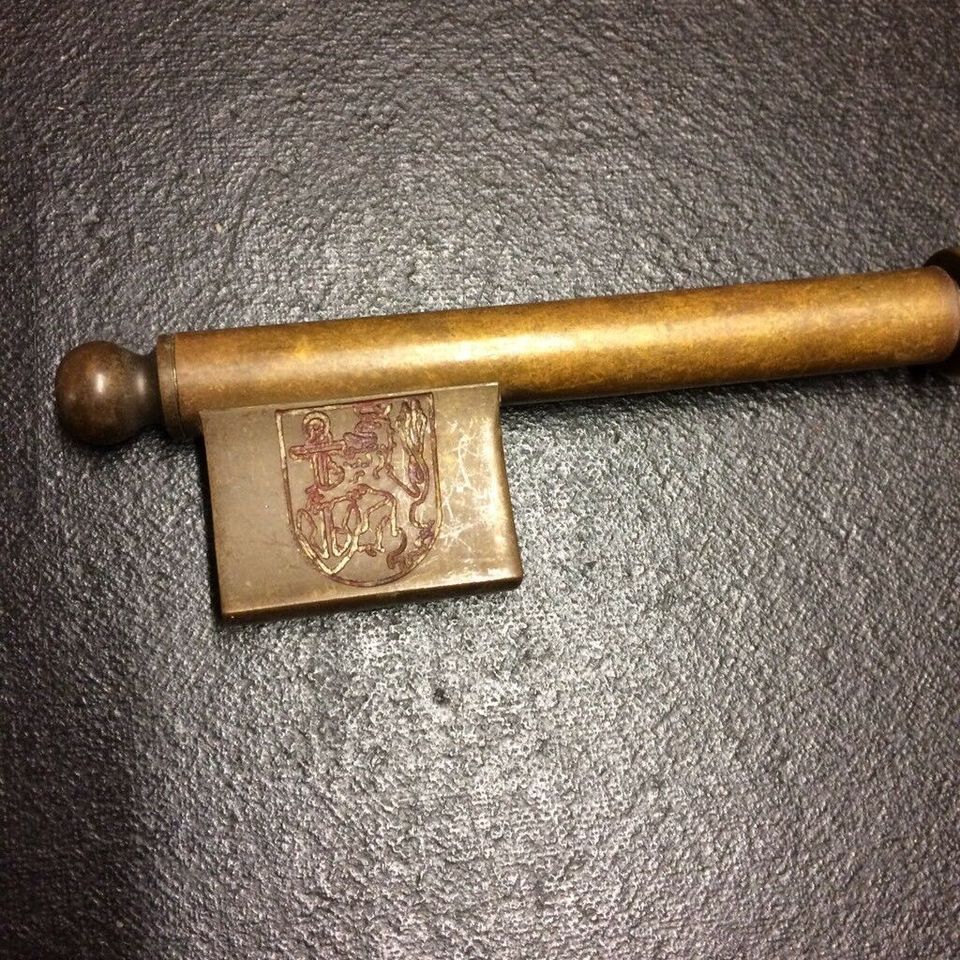 Korkenzieher Schlüssel alt antik mit Düsseldorf Wappen rund in Willich