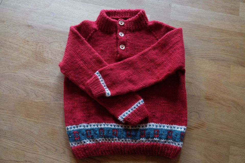 selbstgestrickter Knopf-Pullover rot,  Sandnaes Garn in Flensburg