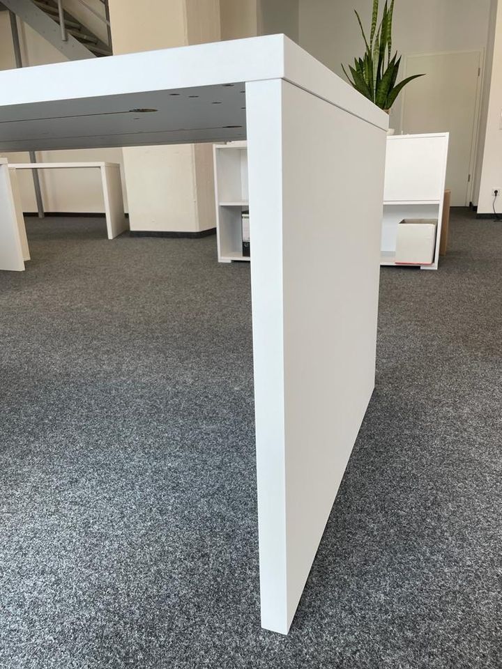 Schreibtisch in weiß, 219 cm lang in Krefeld