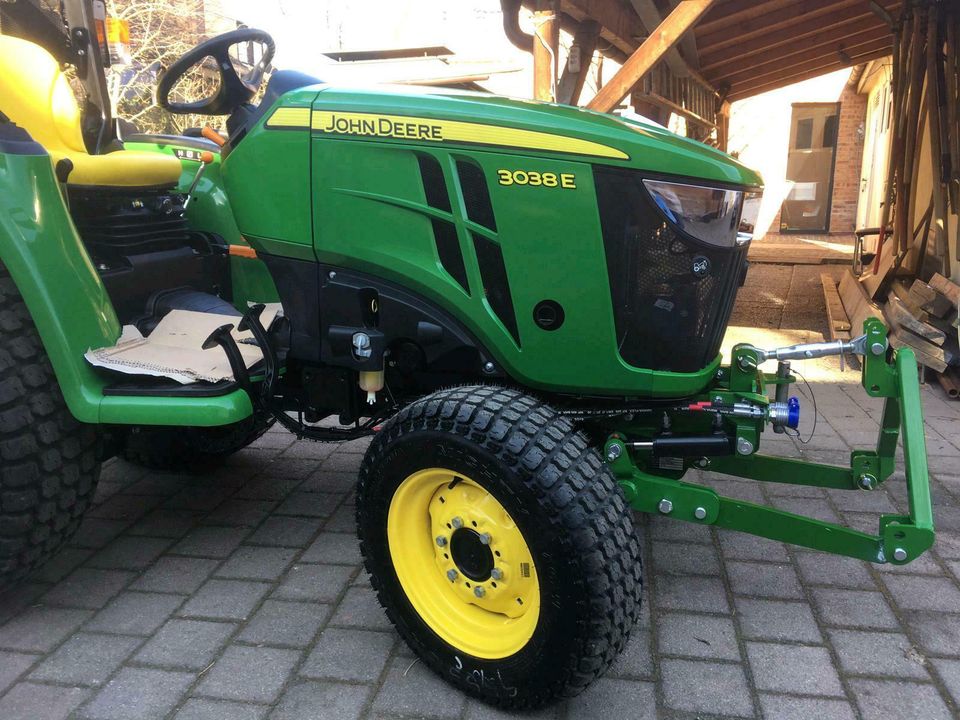 John Deere 3025 E Kompakttraktor Allrad, Fronthydraulik in Dorfen