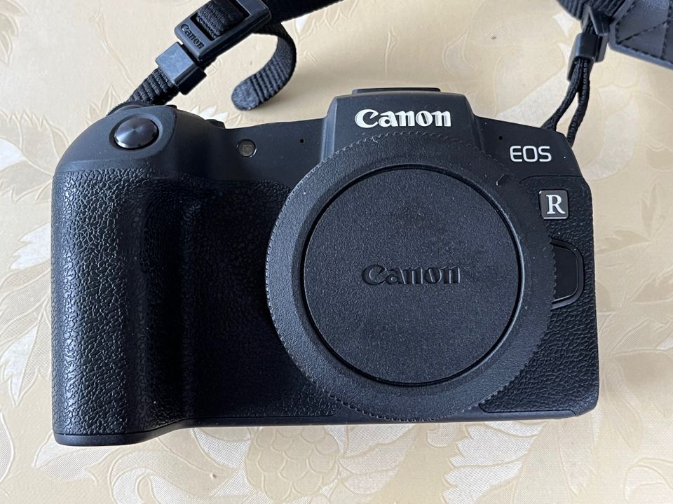 Foto-Apparat CANON EOS RP - neuwertig mit Zubehör in Schöneck