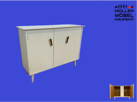 WMK # Sehr hübsche weiße 50er Jahre Schuhkommode aus vollem Holz mit formschönen Messinggriffen und zeittypischen konischen Füße # Schuhschrank Flurkommode Schuhregal Flurschrank Vintage Mid-Century Friedrichshain-Kreuzberg - Friedrichshain Vorschau