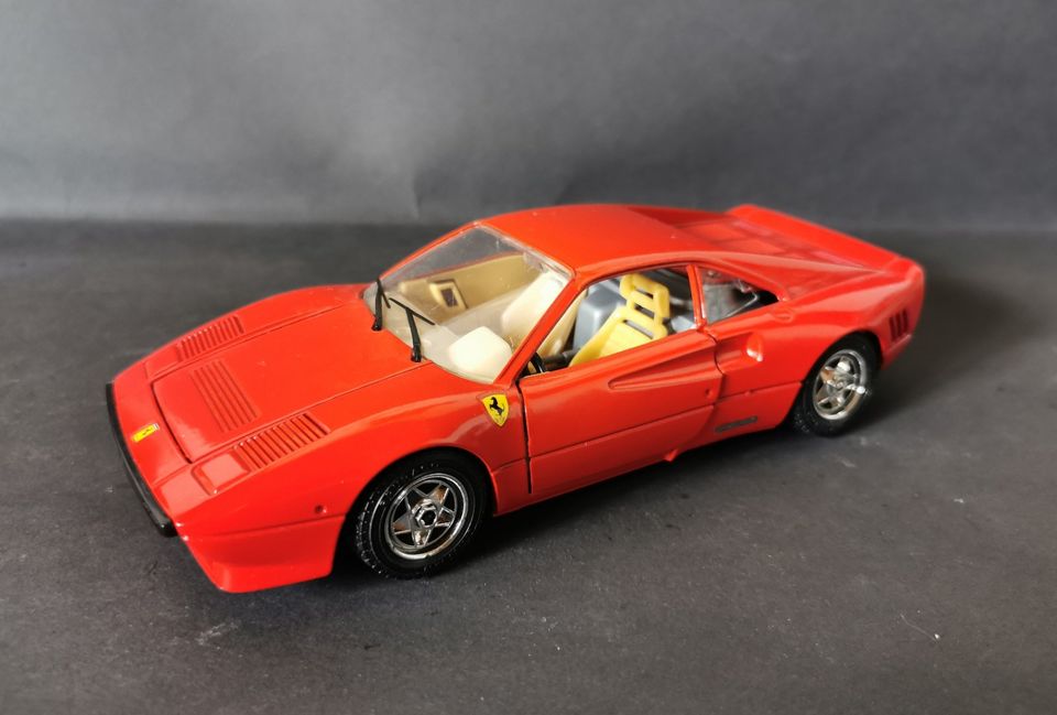 Modellauto Bburago Ferrari GTO (1984) in rot Maßstab 1:24 in Bamberg