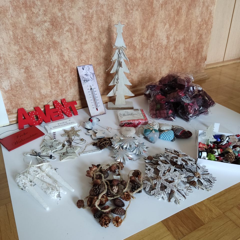 Deko/Konvolut von Weihnachtsdekoration/ Restbestände an Neuware in Radevormwald