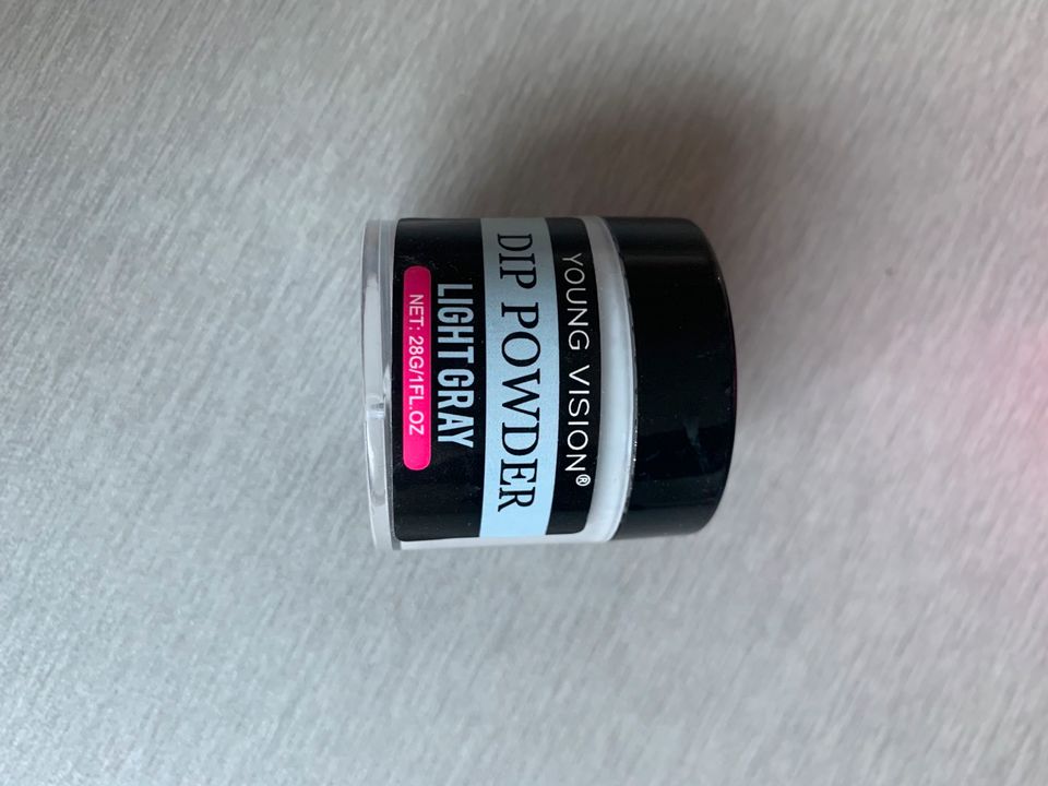 Dipping Nail Powder in Erkrath