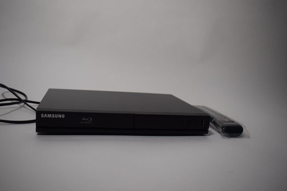 Samsung BD-J4500 DVD Blu-ray Player Smart TV HDMI in Berlin