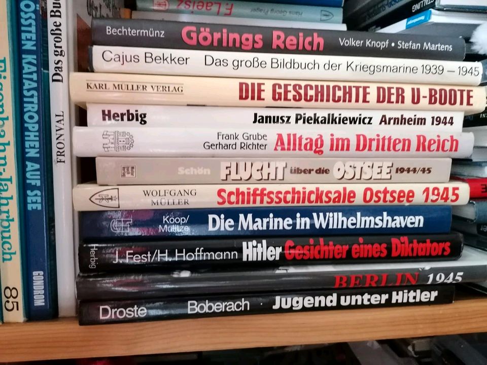 Konvolut 11 militärische Bücher im sauberen Zustand in Schwanewede