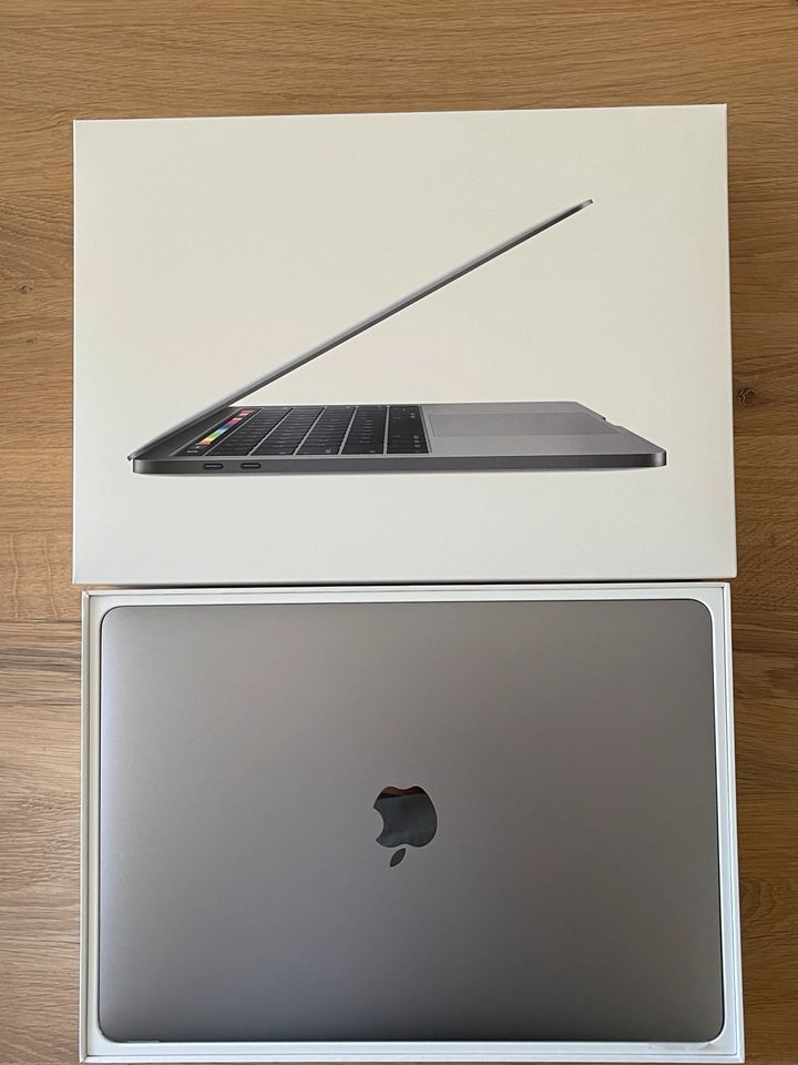 Apple MacBook Pro 13“ 2018 in Berlin