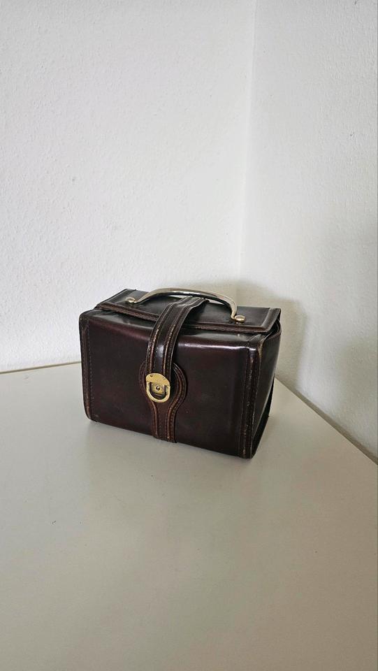 Vintage: Kosmetikkoffer/Kameratasche im Stil eines Arztkoffers in Berlin