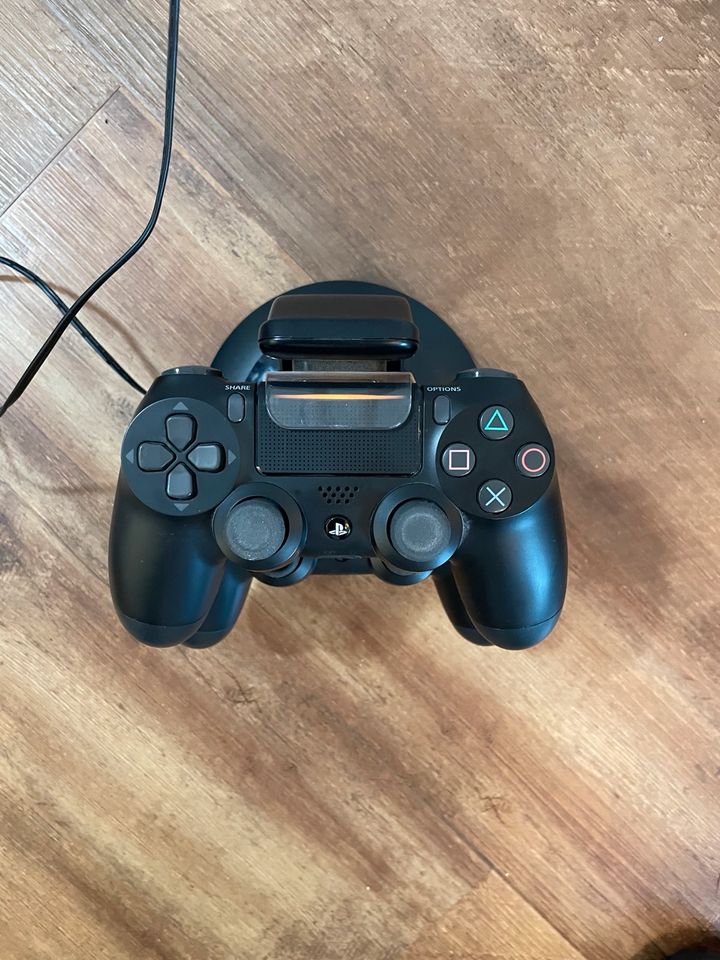 PS4 slim 500gb + 2 Controller +Ladestation in Flensburg