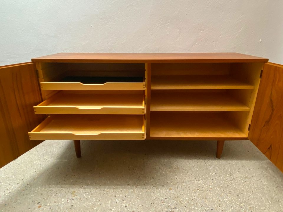 * KLEINES TEAK SIDEBOARD MID CENTURY DANISH HUNDEVAD 60er in Berlin