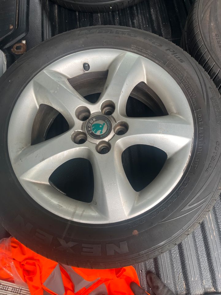 Für Skoda Fabia ALU satz Sommer 4x 195/55R15 ORIGINAL DOT 2017 in Bad Vilbel