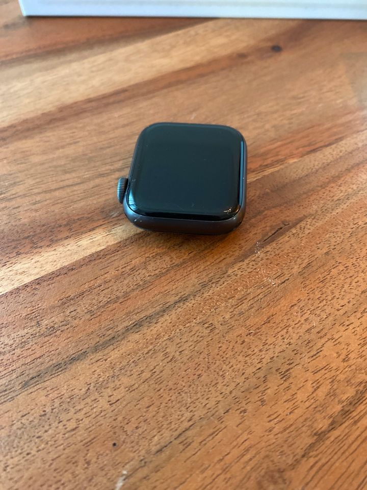 Apple Watch Serie 5 40mm Space Grey (GPS + Cellular) in München