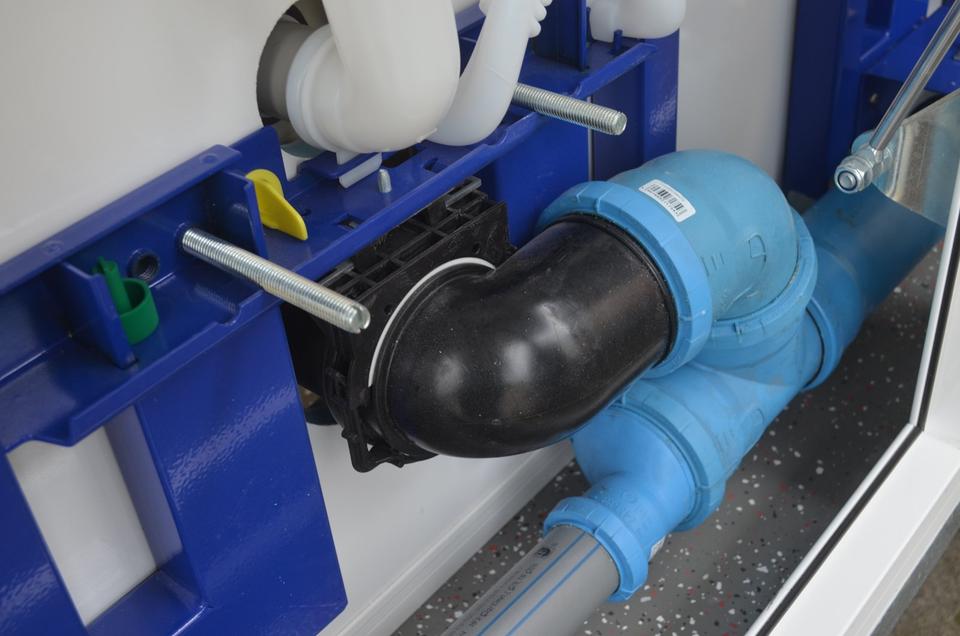 PKW Anhänger NEU 1300 Kg Toilettenwagen 2 Abteile Waschbecken in Bielefeld