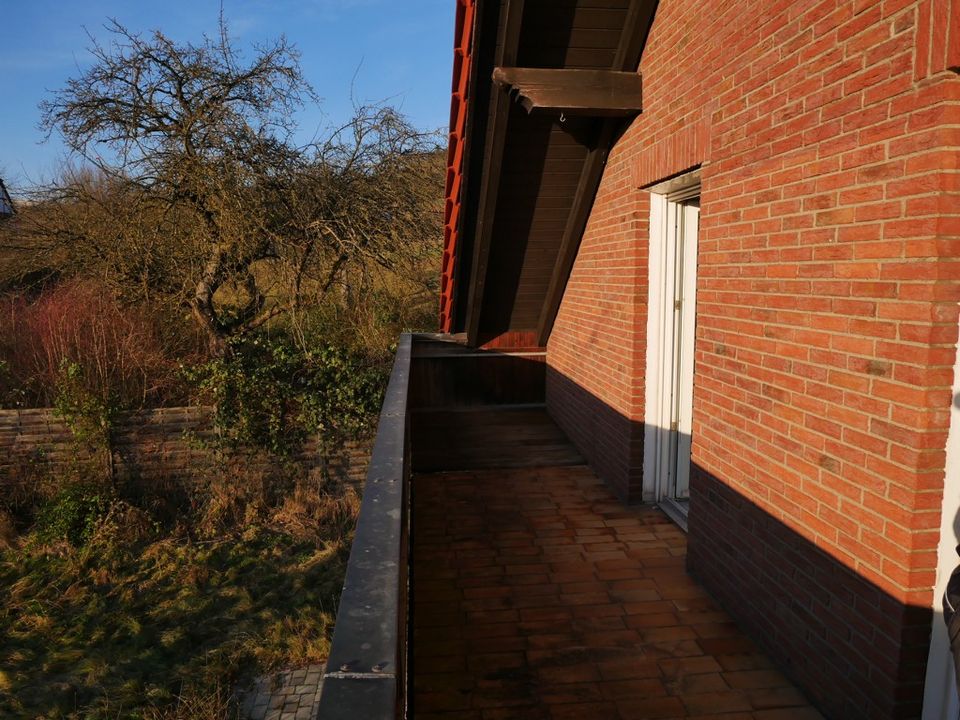 freistehendes Einfamilienhaus mit Wohnung im Dachgeschoss, ebener Garten, Terrasse und Garage in Hammelburg