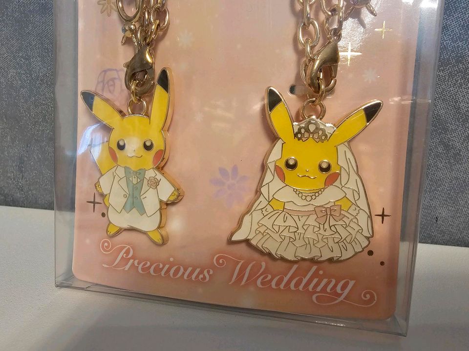 Pokemon Center Pikachu Wedding Hochzeit Anhänger in Neuendettelsau
