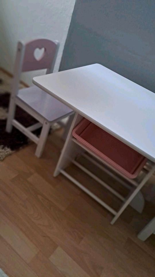 Kinder-Tisch mit 2 Kinder-Stühlen und 2 Aufbewahrungsboxen in Saulheim