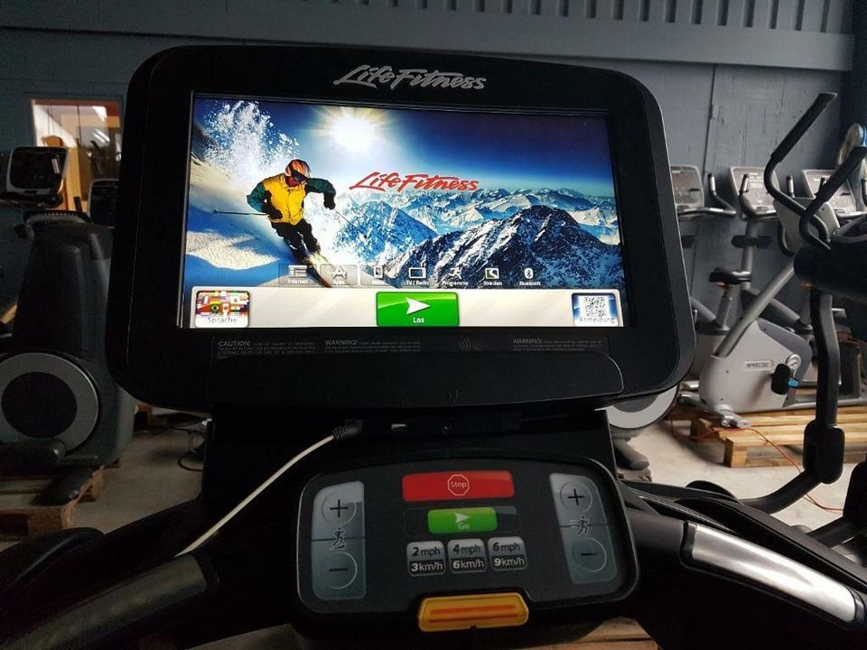 Life Fitness Laufband 95T Elevation - Discover SE Tablet Console in Detmold