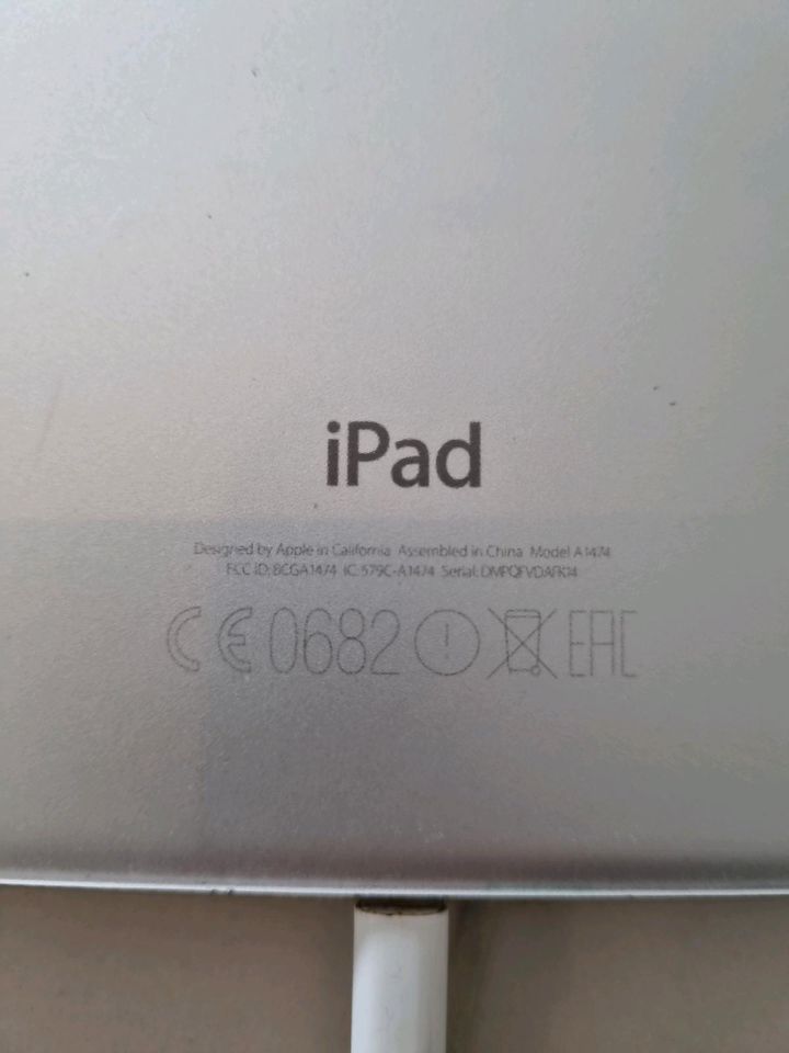 iPad Air 16 GB weiß Version 12.5.7 mit Schutzhülle in Gladbeck