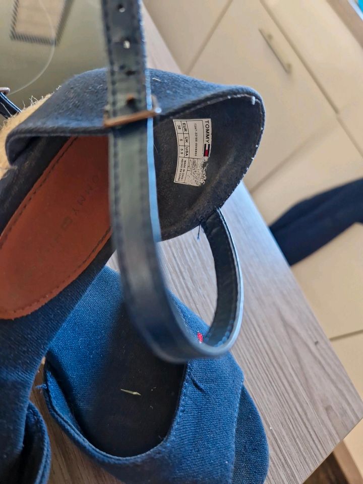Tommy Hilfiger Sandale Größe 38 blau in Beetzsee