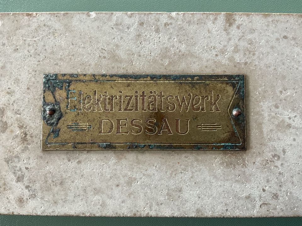 Steinplatte mit Blechschild in Dessau-Roßlau