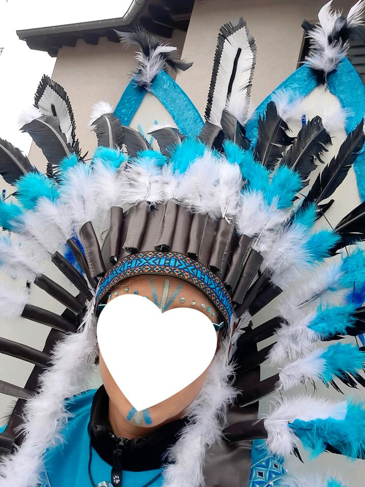 Karnevalskostüm, Rückenteil und Kopfschmuck, Indianer, 14 Stück in Spay
