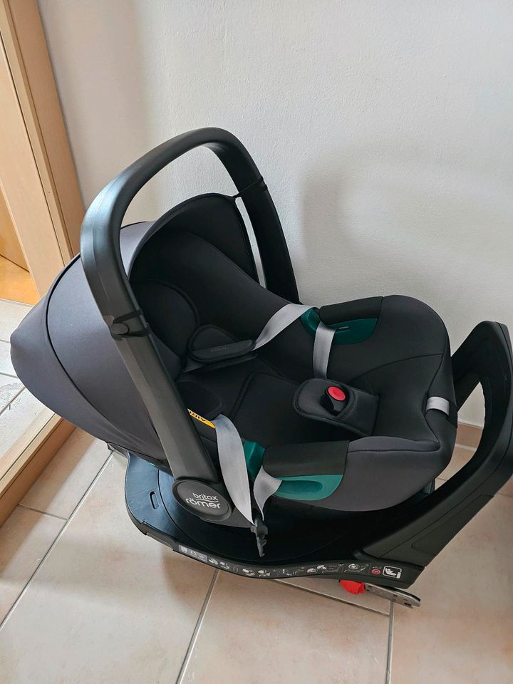 Britax Römer Babyschale 3 i-Size inkl. Flexbase iSense in Altrip