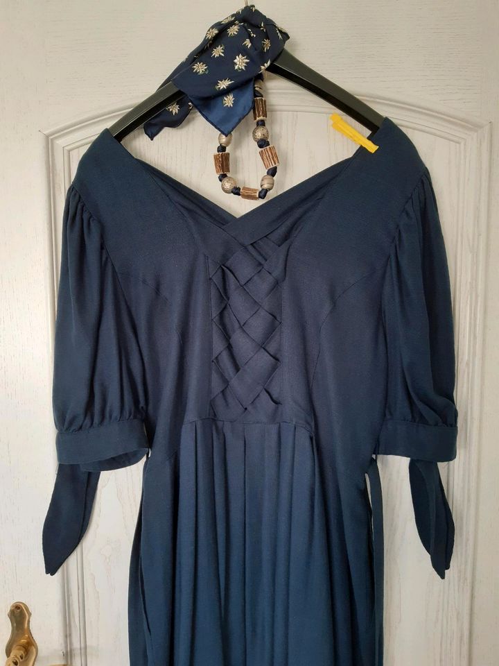 Tolles Leinen Trachten Kleid Gr. 44/46 dunkelblau in Ebstorf